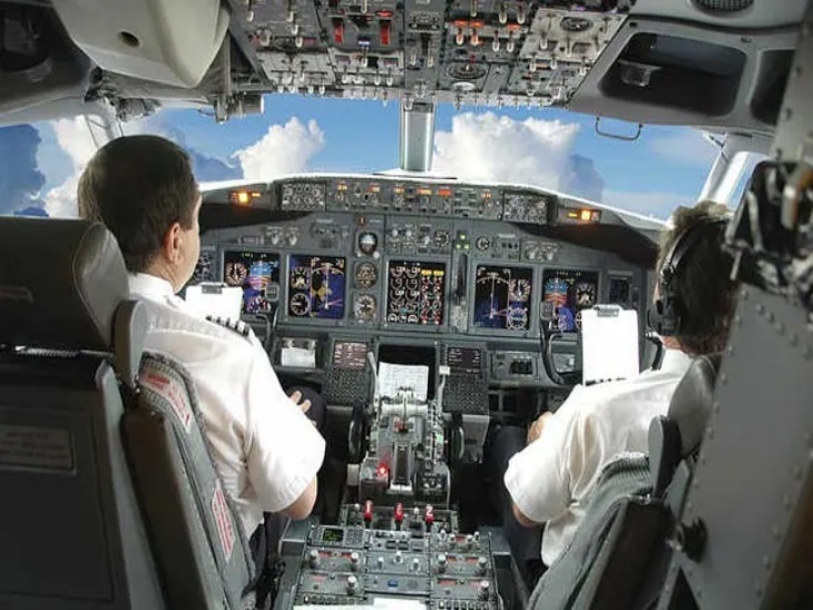 एक पायलट के महिला मित्र को कॉकपिट में जाने की अनुमति देने की घटना की जांच