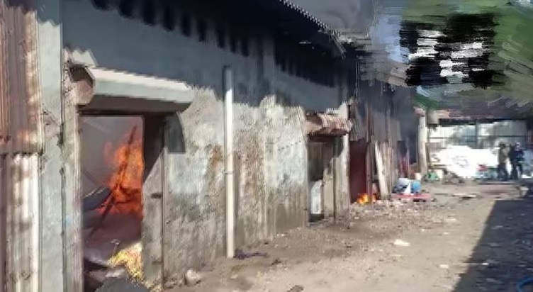 ठाणे  में गोदाम में आग लगी