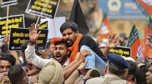 प्रदर्शन कर रहे भाजपा नेताओं को पुलिस ने हटाया