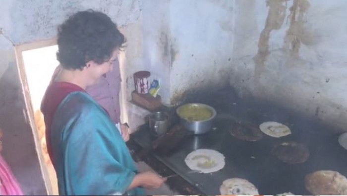 प्रियंका गांधी ने मैसुरु में रेस्तरां में डोसा बनाने के गुर सीखे