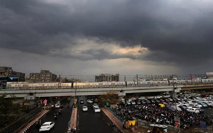 दिल्ली में हल्की बारिश व बादल छाने से राहत,