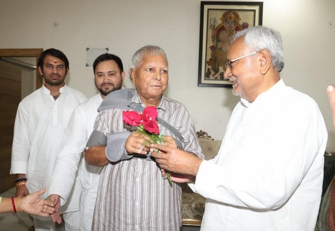 बिहार के मुख्यमंत्री नीतीश कुमार ने राजद प्रमुख लालू यादव से मुलाकात की