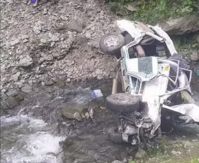 जम्मू-कश्मीर के रियासी में खाई में गिरी कार, तीन लोगों की मौत