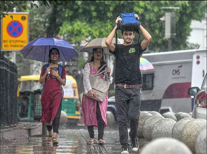 दिल्ली में हल्की बारिश के आसार