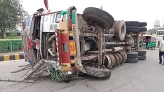 अनियंत्रित ट्रक पलटा, चालक की मौत