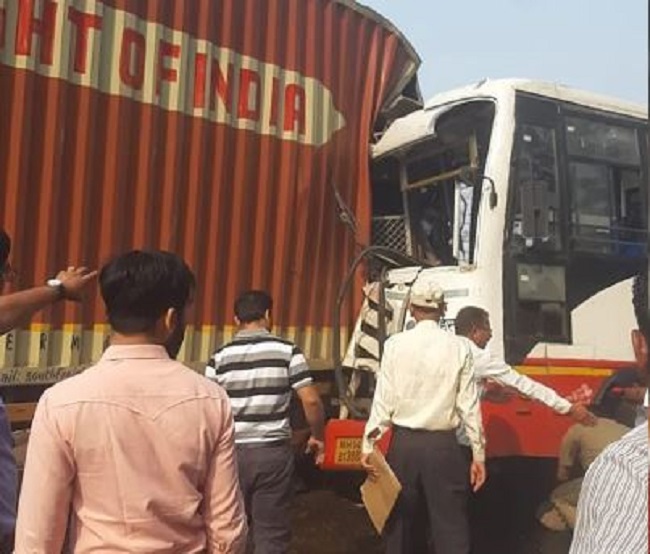 बस की ट्रक से टक्कर, 25 यात्री घायल