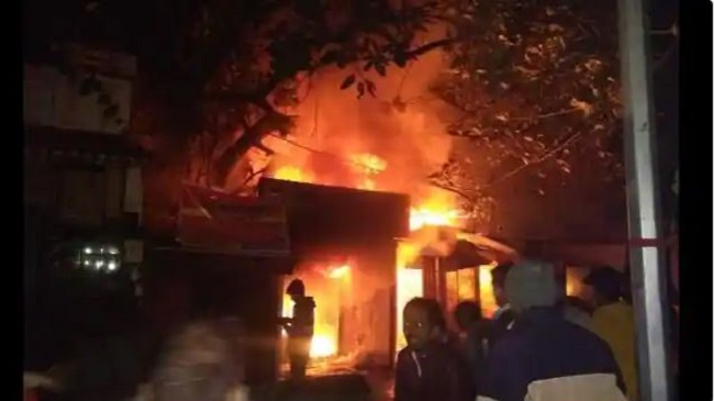 ठाणे में अस्पताल के पास स्थित दुकानों में आग लगी