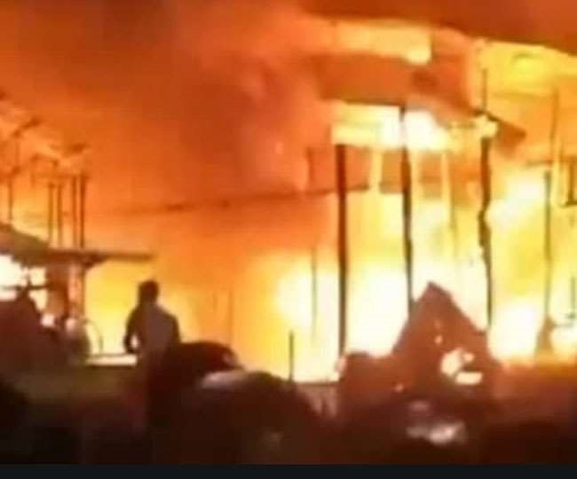 बंगाल के राजभवन के पास इमारत में लगी भीषण आग