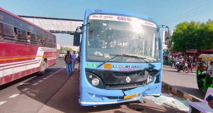 गुजरात के कलोल शहर में बस की चपेट में आने से पांच लोगों की मौत