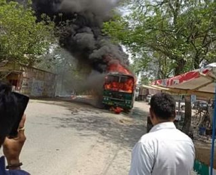 गोरखपुर में जनरथ बस में लगी आग