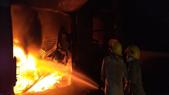 पालघर जिले में आग लगने से पांच दुकान खाक