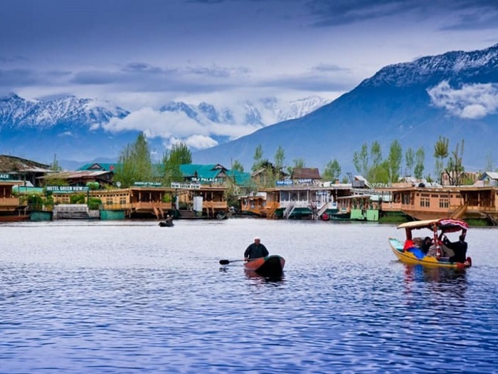 श्रीनगर की प्रसिद्ध डल झील