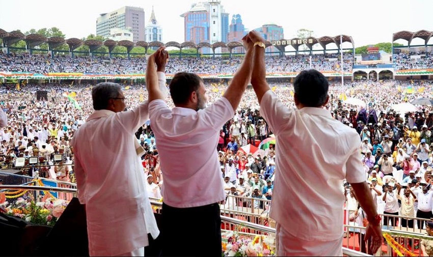 कर्नाटक में शपथ ग्रहण के मौके पर सीएम और डिप्टी सीएम के साथ राहुल गांधी