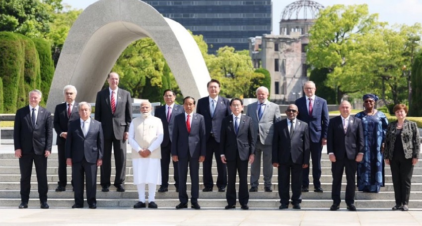 जी-7 समूह के शिखर सम्मेलन में मौजूद पीएम मोदी समेत अन्य नेता