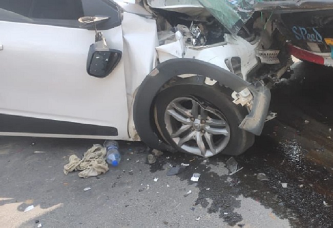 ट्रक और कार की टक्कर में पांच लोगों की मौत