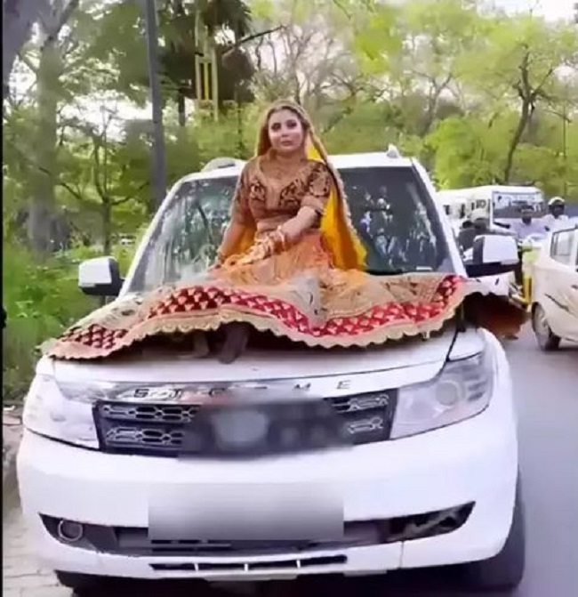 कार के बोनट पर महिला ने वीडियो बनाया