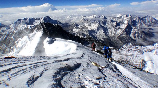 भारतीय पर्वतारोही की तलाश जारी