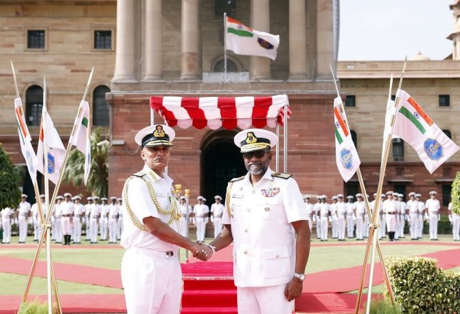श्रीलंकाई नौसेना कमांडर की सैन्य अधिकारियों से  मुलाकात