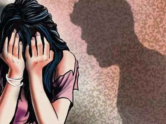छात्रा ने पड़ोसी पर बलात्कार का आरोप लगाया