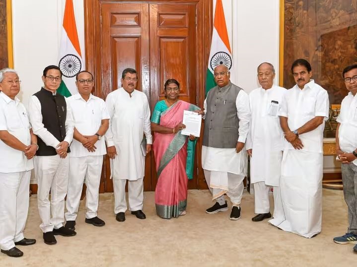 मल्लिकार्जुन खरगे के नेतृत्व में पार्टी प्रतिनिधिमंडल ने राष्ट्रपति से मुलाकात