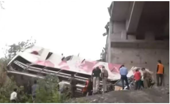 बस के पुल से गिरने से आठ लोगों की मौत