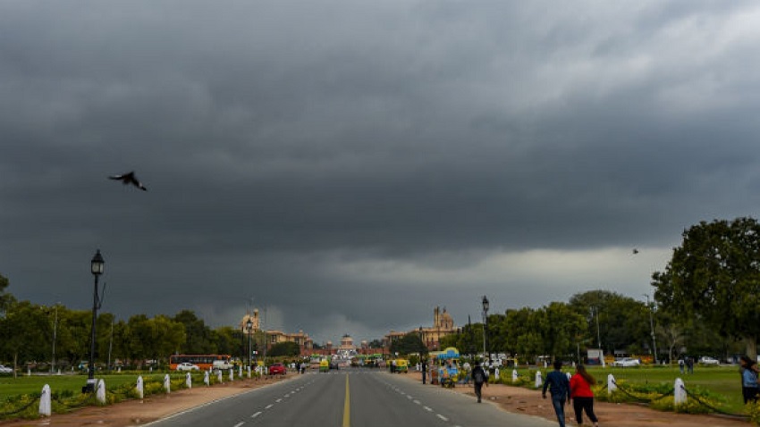 दिल्ली के आसमान में छाये बादल