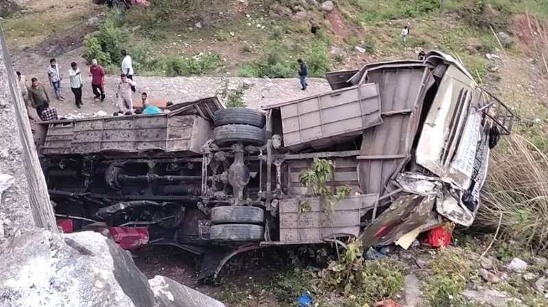बस के पुल से गिरने पर 10 तीर्थयात्रियों की मौत