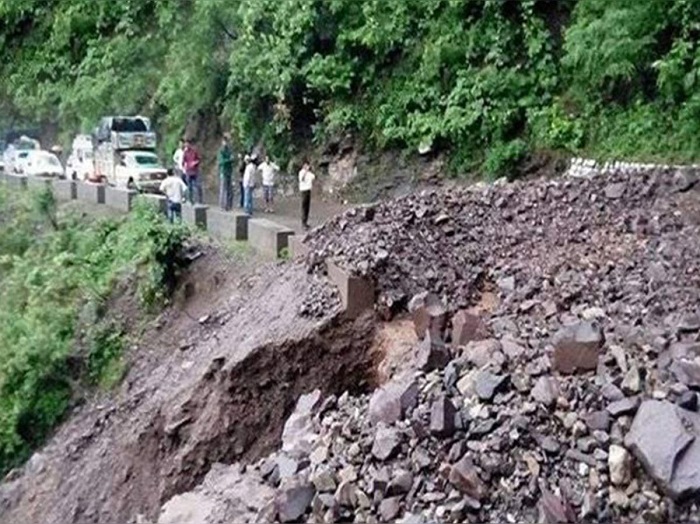 भूस्खलन और मिट्टी धंसने से जम्मू-श्रीनगर राजमार्ग बंद