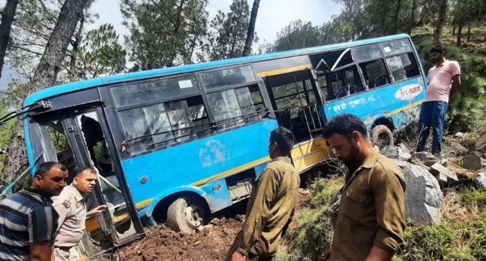 बस के खाई में गिरने से 40 यात्री घायल