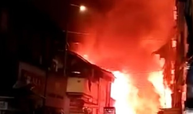 मुंबई में पांच मंजिला एक इमारत  में  लगी भीषण आग