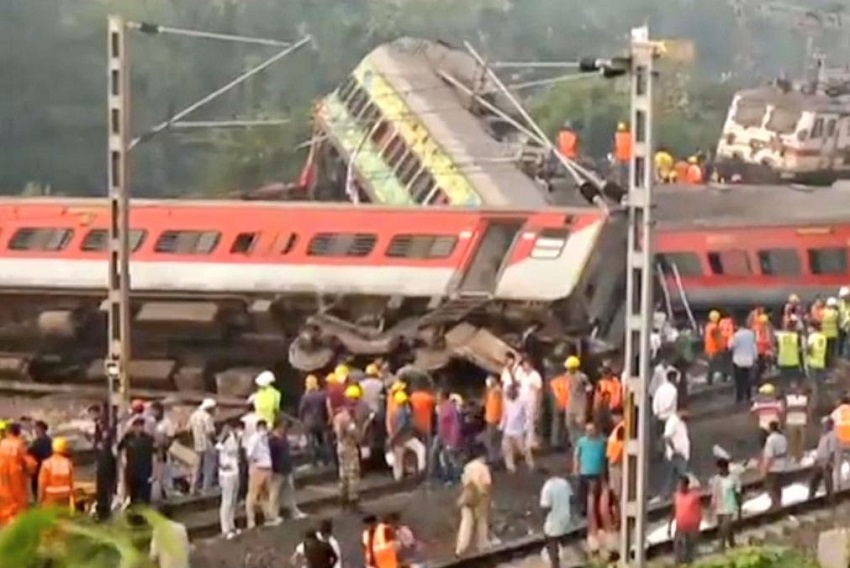 रेल हादसे में लगभग 280 लोगों की मौत