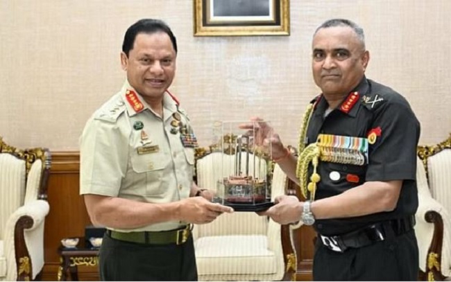 भारतीय सेना प्रमुख ने बांग्लादेशी समकक्ष से मुलाकात