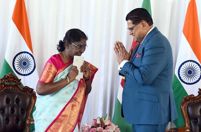 राष्ट्रपति द्रौपदी मुर्मू ने सूरीनाम के राष्ट्रपति चंद्रिकाप्रसाद संतोखी से की मुलाकात