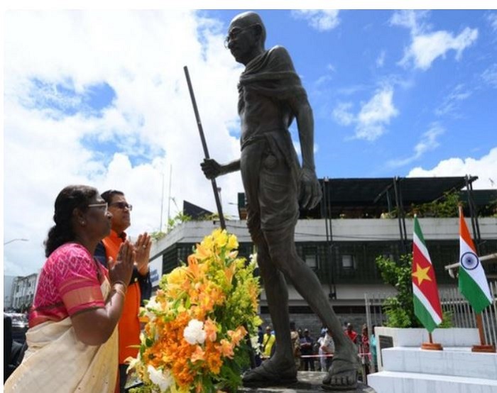 राष्ट्रपति मुर्मू ने सूरीनाम में महात्मा गांधी को प्रतिमा पर पुष्पांजलि अर्पित की