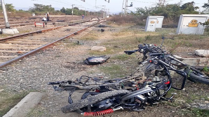 ट्रेन की चपेट में आकर बाइक सवार युवक की मौत
