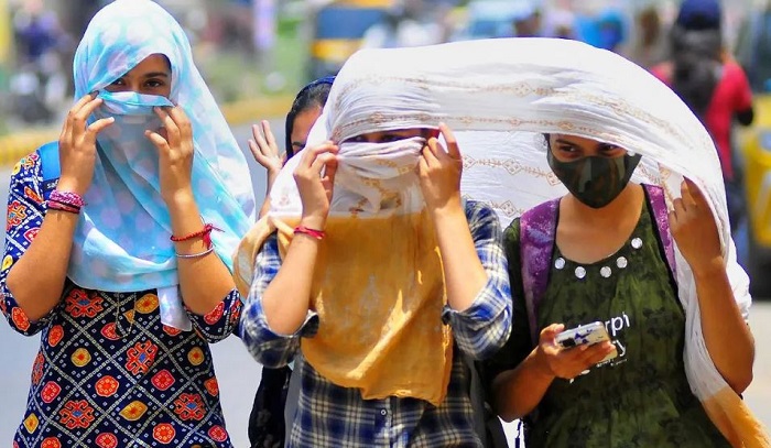 झुलसाने वाली गर्मी से दिल्ली वाले परेशान