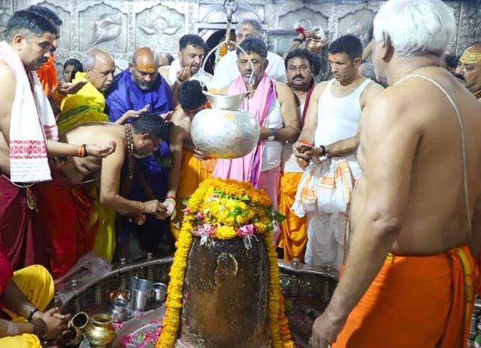 डी के शिवकुमार ने  उज्जैन में महाकालेश्वर मंदिर में की पूजा-अर्चना