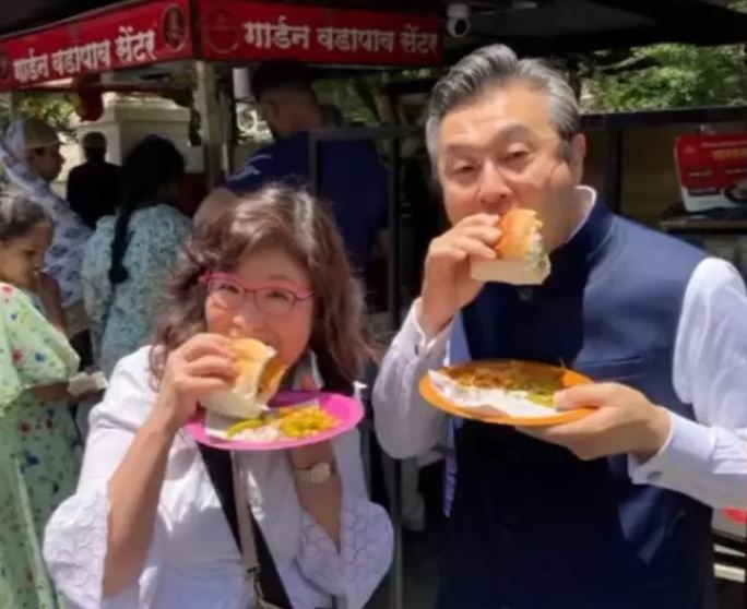 जापान के राजदूत ने पत्नी के साथ पुणे में वड़ा पाव का उठाया  लुत्फ