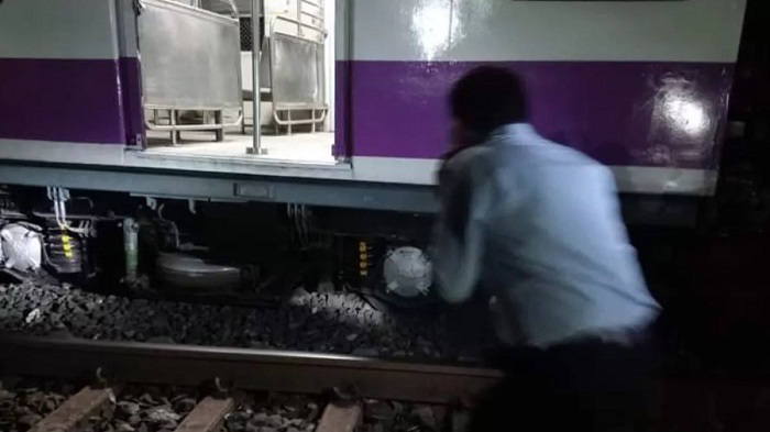मेदिनीपुर-हावड़ा लोकल ट्रेन का एक डिब्बा  पटरी से उतरा