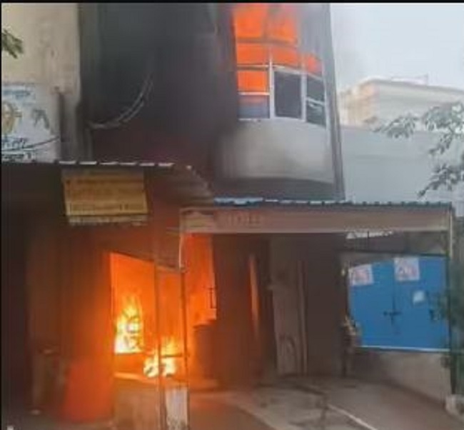 गाजियाबाद में एक इमारत में लगी आग