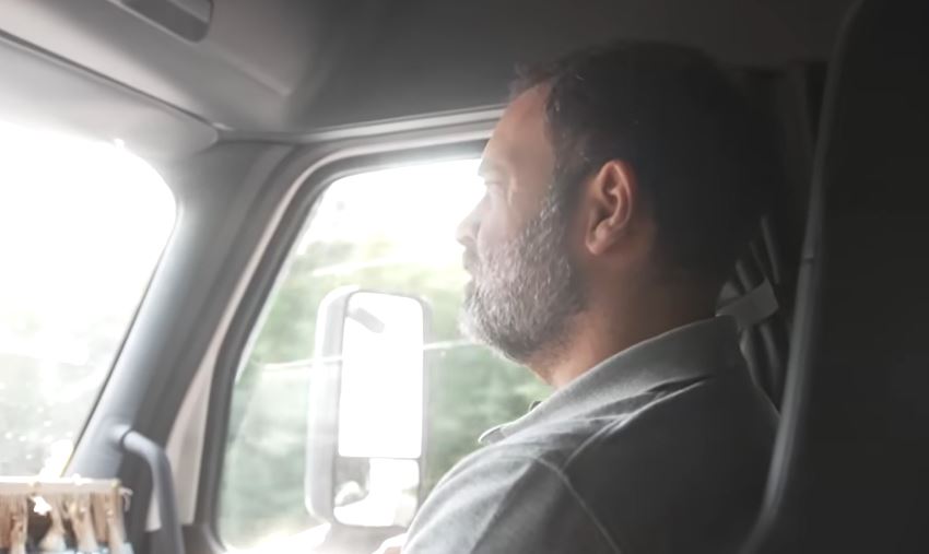 राहुल गांधी ट्रक की सवारी करते हुए