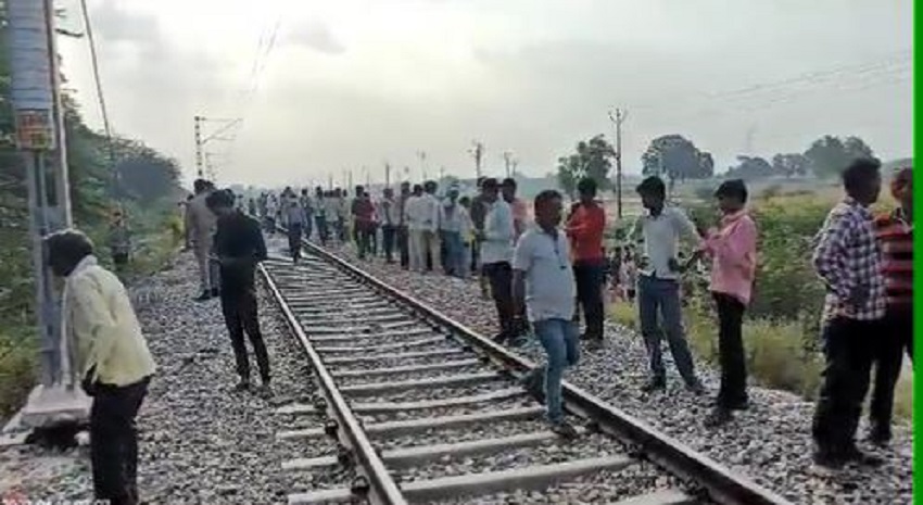 ट्रेन की चपेट में आने से तीन युवकों की मौत