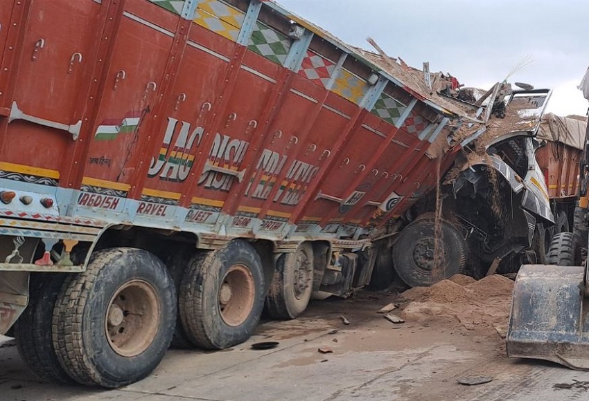 ट्रक और ट्रेलर की भिड़ंत में तीन लोगों की मौत