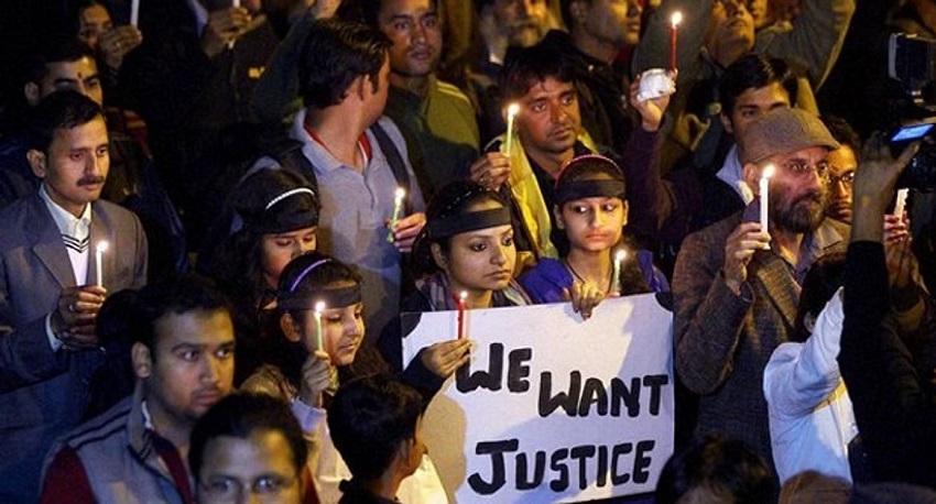 शोपियां बलात्कार के खिलाफ स्थानीय लोगों ने किया प्रदर्शन