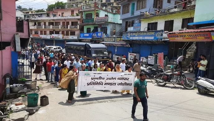 जोशीमठ के व्यापारियों ने बाइपास निर्माण के विरोध में बाजार बंद