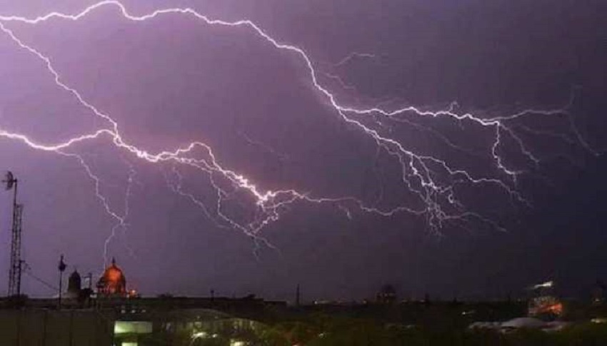 जौनपुर में गिरी आकाशीय बिजली