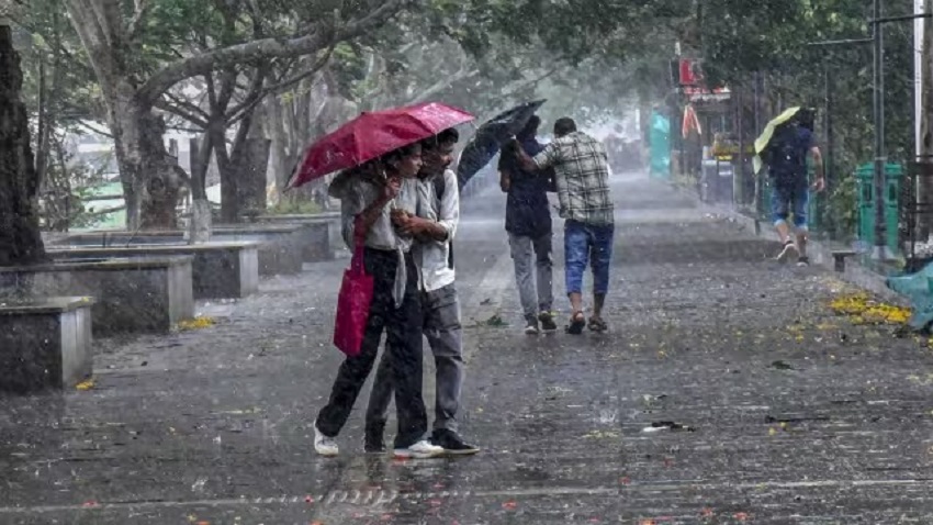दिल्ली के कई इलाकों में हुई बारिश