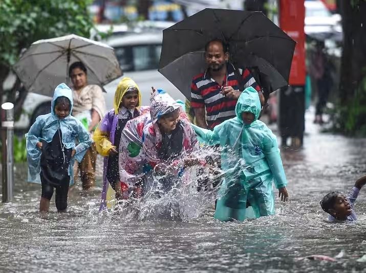 मुंबई  में हुई मध्यम से भारी बारिश