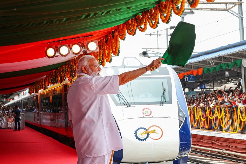 वंदे भारत ट्रेन को हरी झंडी दिखाते पीएम मोदी