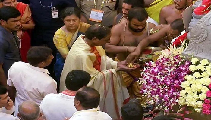के. चंद्रशेखर राव ने  पंढरपुर में विट्ठल रुक्मिणी मंदिर में पूजा-अर्चना की